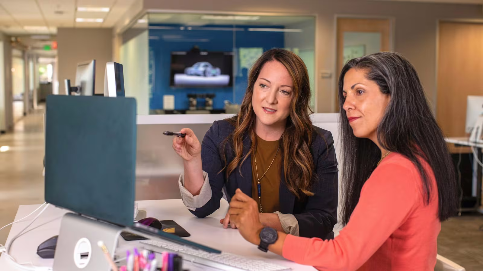 Deux personnes consultent ensemble un écran d'ordinateur dans un bureau (photo LinkedIn Sales Solutions / Unsplash)