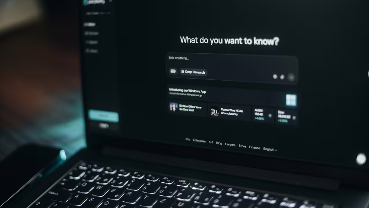 Interface Perplexity AI ouverte sur un ordinateur portable avec la question "What do you want to know?" (photo Aerps.com / Unsplash)